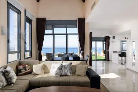 Overlooking Balcony, Jacuzzi and Seaview - 4BR