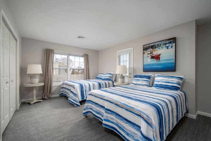 חדר מרווח עם חדר רחצה צמוד לנוחיותכם.  