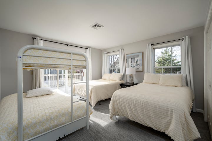 שפע של מקום לחברים.  שתי מיטות בגודל מלא. המיטה היא זוגית/מלאה. 