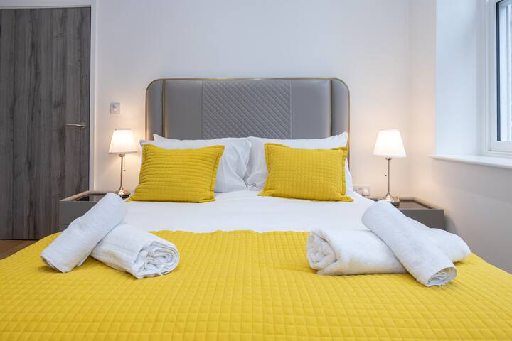 Stylish 2BD Apartment in China Town, Manchester gallery image 2