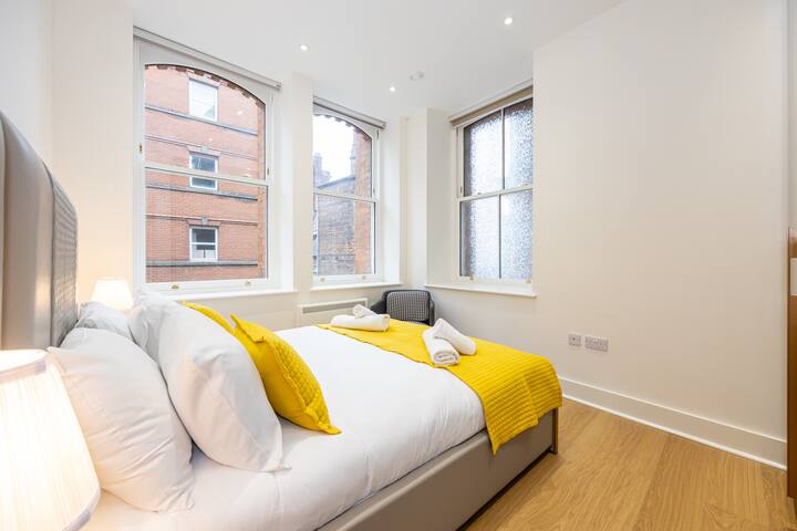 Stylish 2BD Apartment in China Town, Manchester gallery image 3