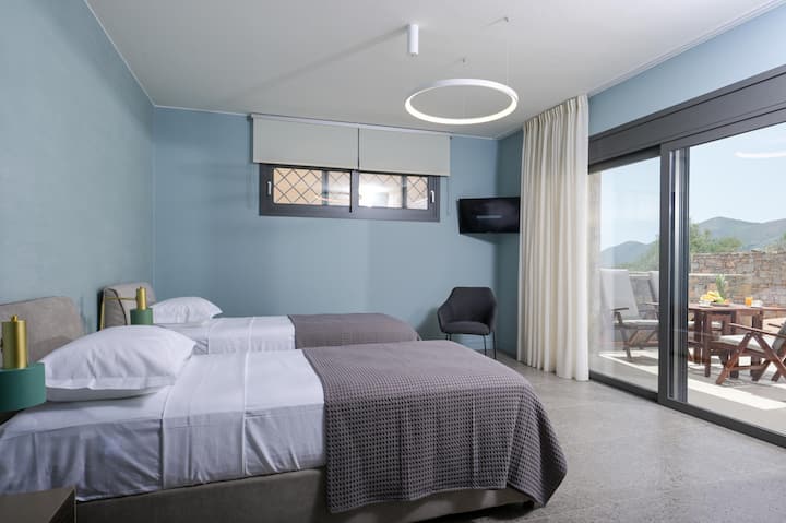 Bedroom with 2 single beds (0.80 x 2.00 m) that can be transformed into a king-size bed.