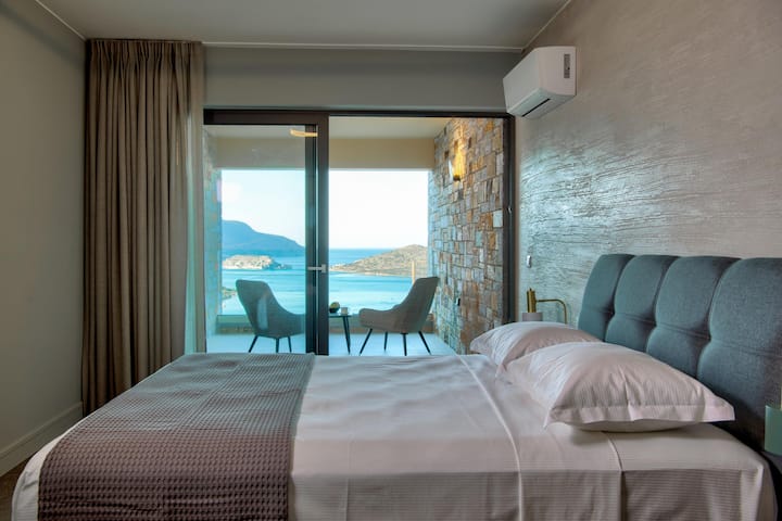 King-size bed (1.60 x 2.00 m), 32” Smart TV, A/C, sitting area with sitting area offering stunning views of Spinalonga island.