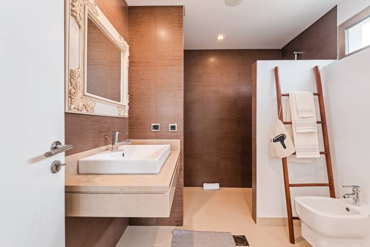 Spálňa 2, vlastná kúpeľňa.