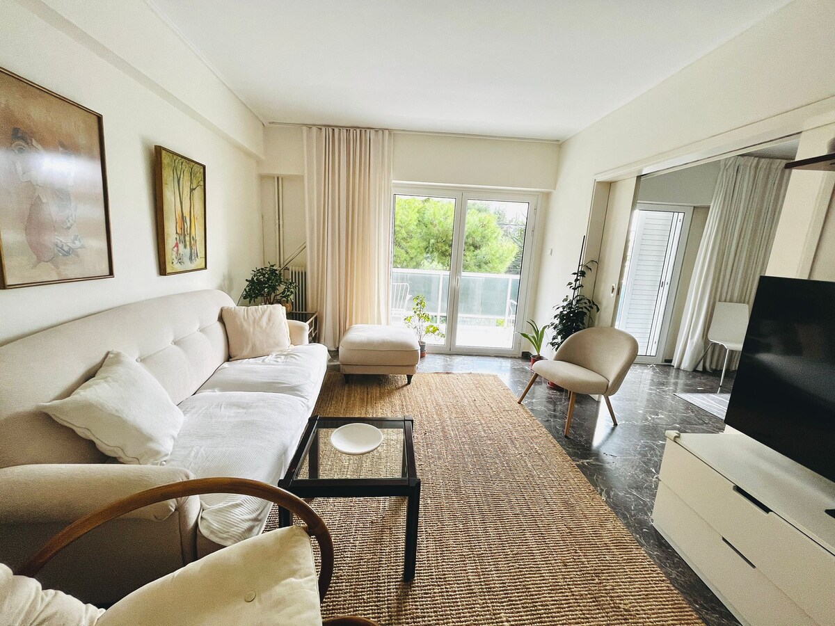 Vouliagmeni 2 bd flat close to beaches and shops Apartments for Rent