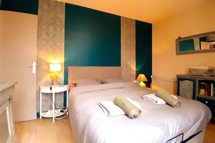 Venga a descansar a esta habitación doble (con su cama de 140 x 200)