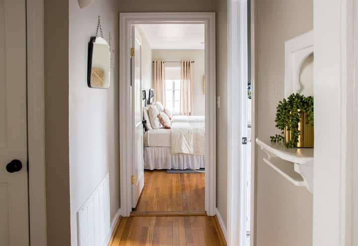 Entry way to hallway bedroom (2 twin beds)