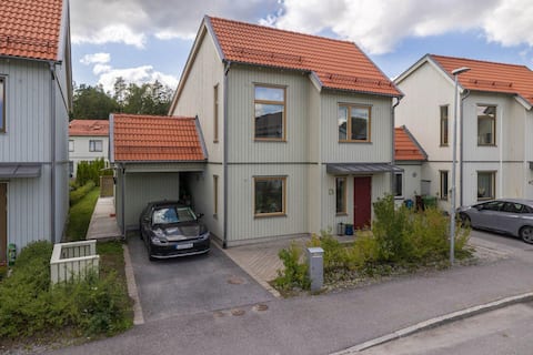 Semi-detached house in Central Väsby