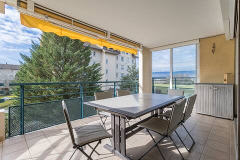 𝓛𝓮 𝓖𝔂𝓪𝓻𝓸𝓼 50 meters from customs