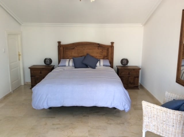 Huvudsovrum med utsikt över utomhusterrass med sittgrupp.
4 byrå plus sängbord. Garderobsskenor i klädkammare.
Luftkonditioneringsenhet.