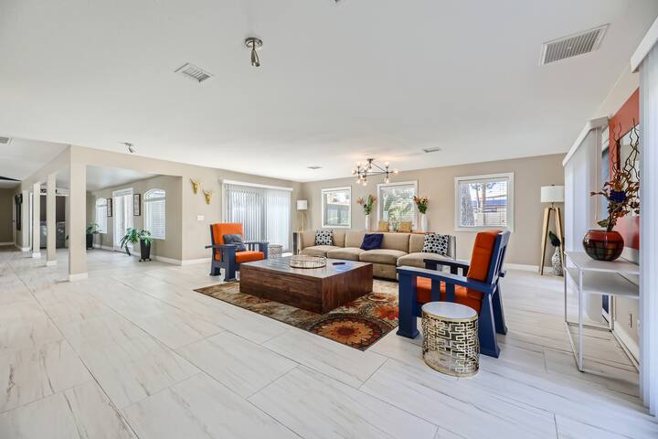 Cozy Luxury House w/ Strip Views gallery image 2