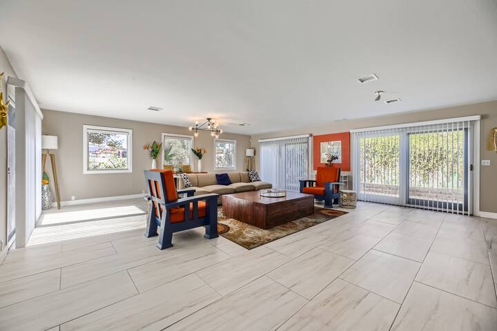 Cozy Luxury House w/ Strip Views gallery image 3