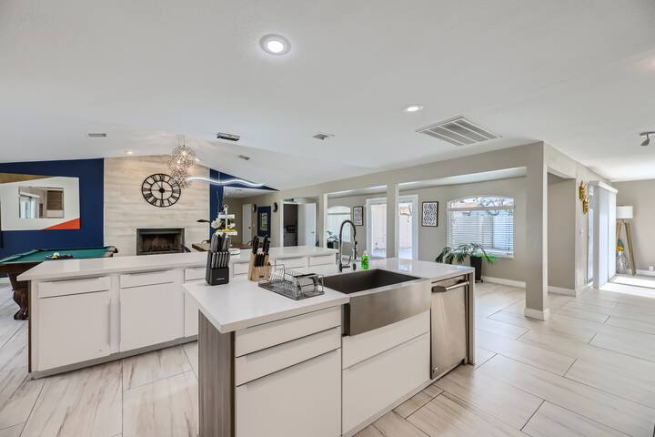 Cozy Luxury House w/ Strip Views gallery image 4