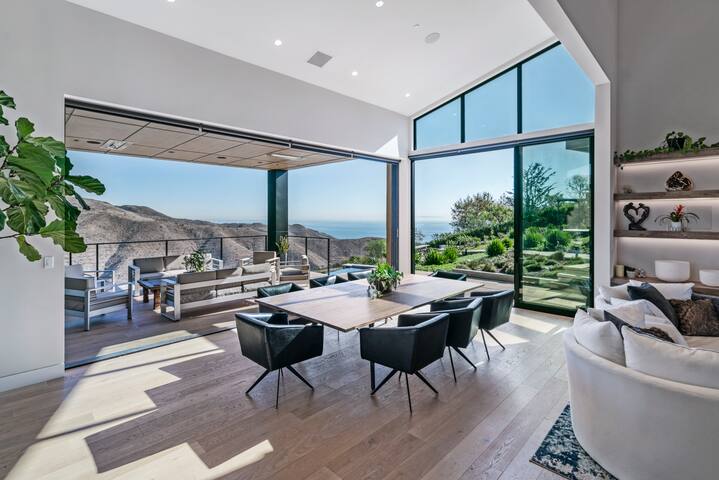Spectacular Ocean and Mountain View Luxury Home gallery image 3