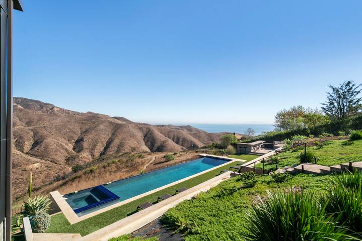 Spectacular Ocean and Mountain View Luxury Home gallery image 5