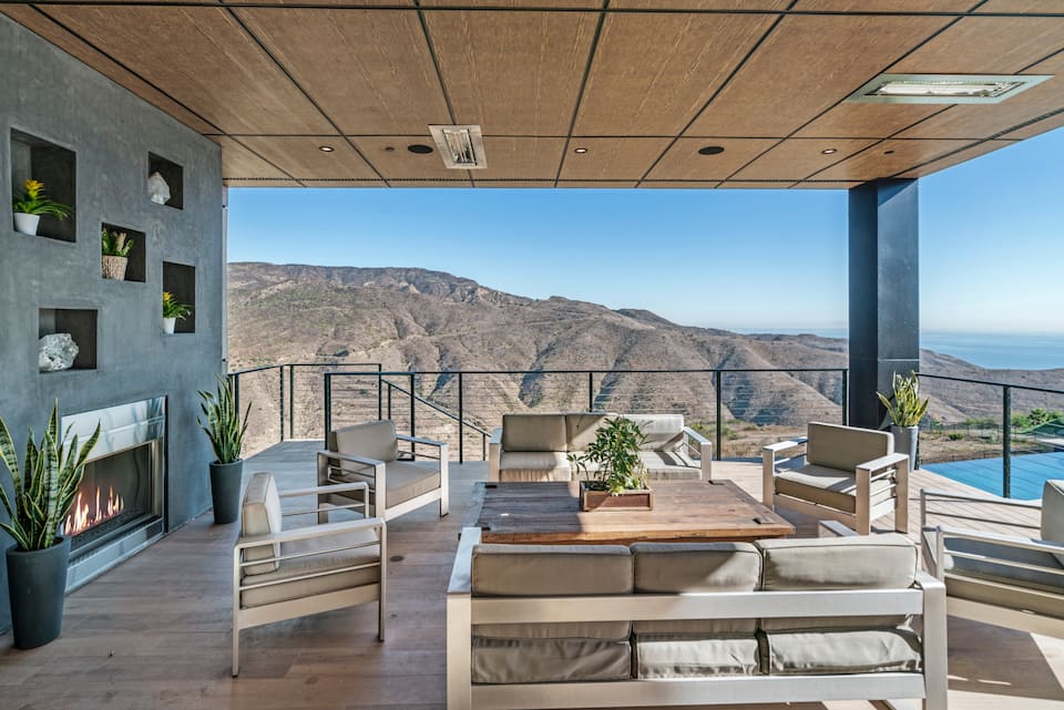 A hilltop Malibu house with ocean and mountain views, Malibu, California, United States, photo 7 of 10