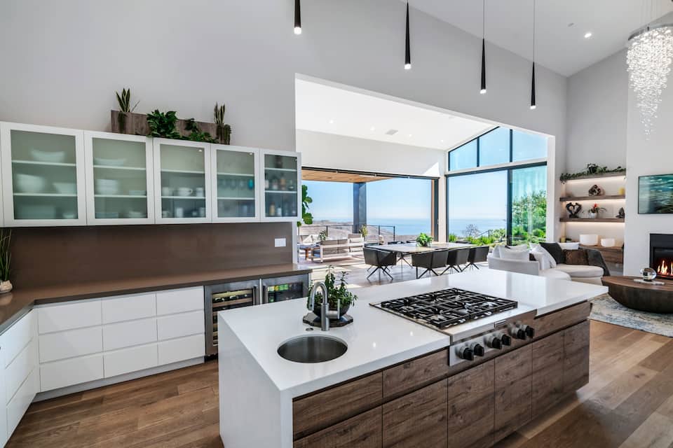 A hilltop Malibu house with ocean and mountain views, Malibu, California, United States, photo 5 of 10