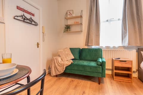 Popular Airbnb listing: Stylish Studio in Wolverhampton near Near Molineux in Park