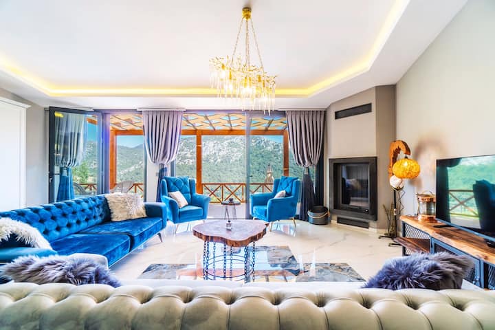 1 ° salotto con caminetto e cucina a vista