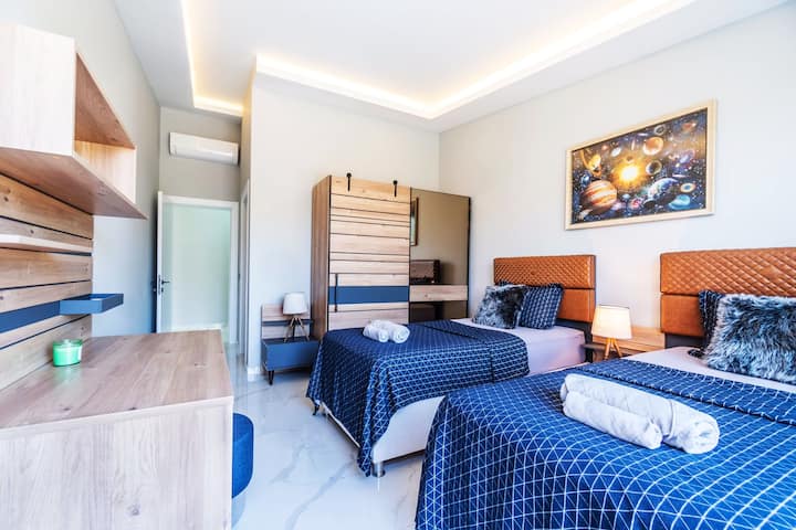 Dispone di 2 letti singoli separati e di un bagno privato.