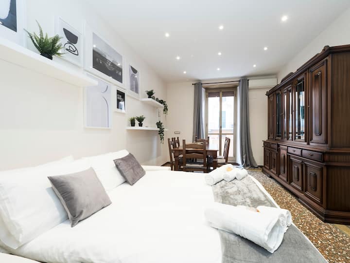 Sala de estar con sofá cama y TV inteligente con Netflix. Cada huésped tendrá 2 almohadas y 3 toallas.

Sala de estar con sofá cama y TV inteligente con Netflix. Cada huésped recibirá 2 almohadas y 3 toallas.