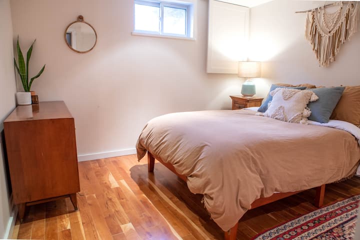 Спална соба на долниот кат (спална соба бр. 2, брачен кревет (широк 150-179 см))