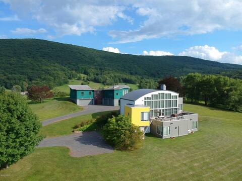 Modern Luxury Estate w/guesthouse, 45 scenic acres