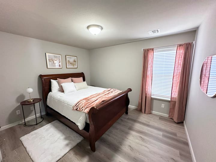 חדר שינה לאורחים 2 עם מיטת קווין סייז.