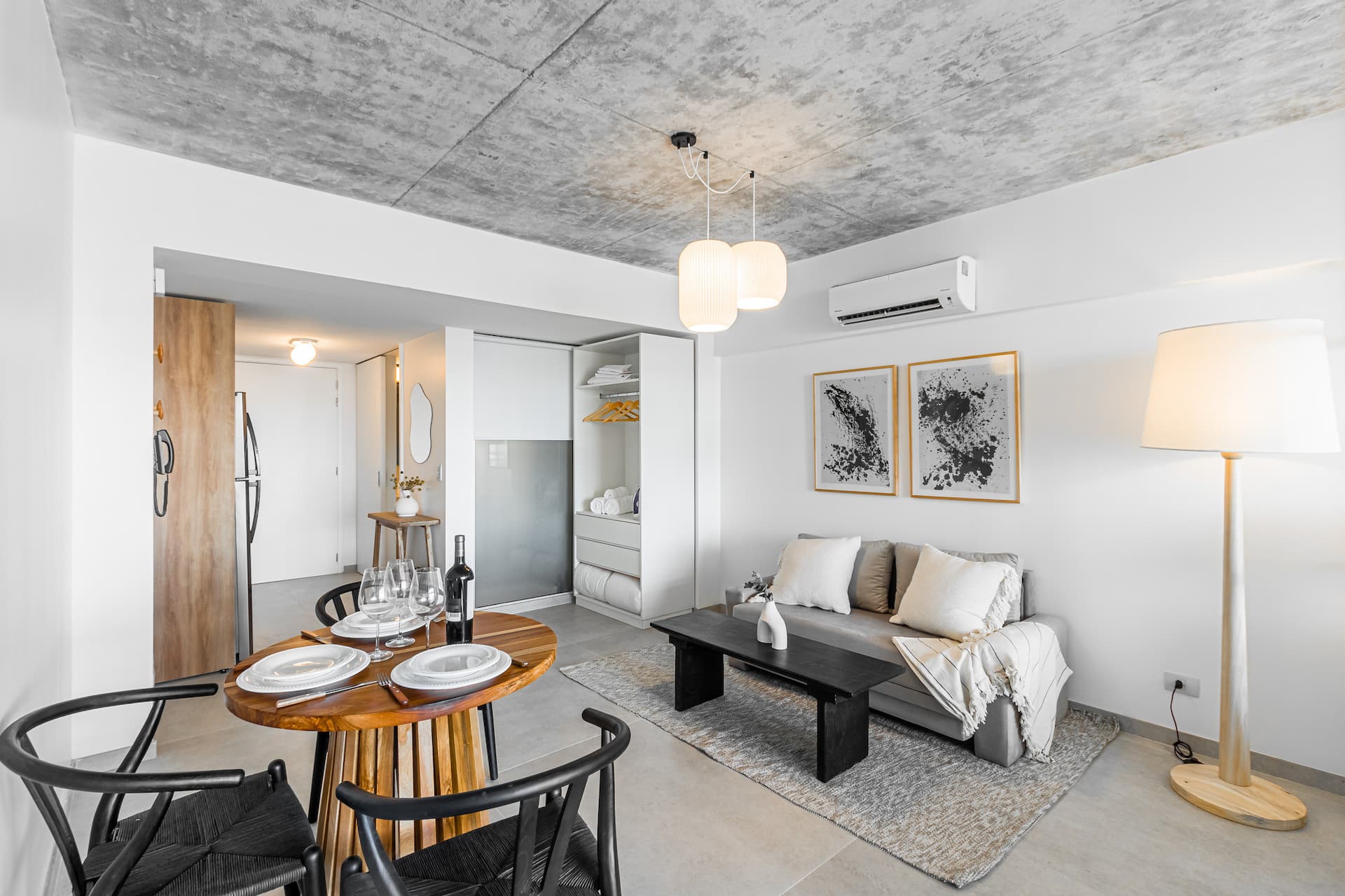 Studio mobiliado no Retiro com varanda e vista para o porto