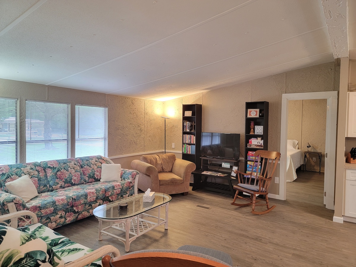 всекидневна - двоен диван + стол „дебело момче “, който е най - удобното място