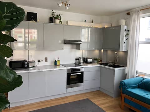 Top Airbnb: Bright Garden Flat in Easton