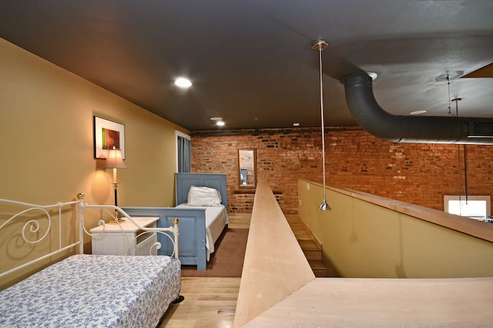 سريران متماثلان وسرير متحرك إذا لزم الأمر. 