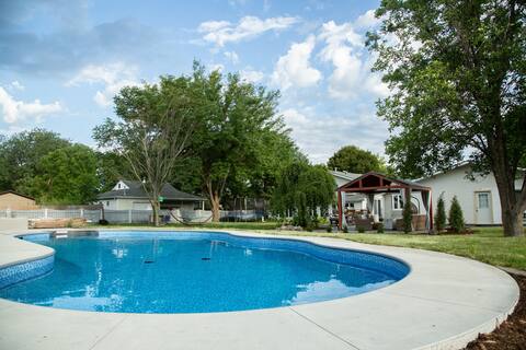 Sleeps 10 - Stunning HGTV Pool & Backyard