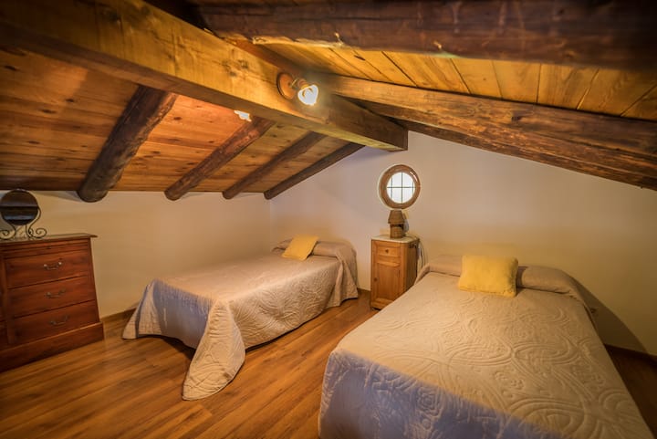 Ლოფტი ორი ერთადგილიანი საწოლით