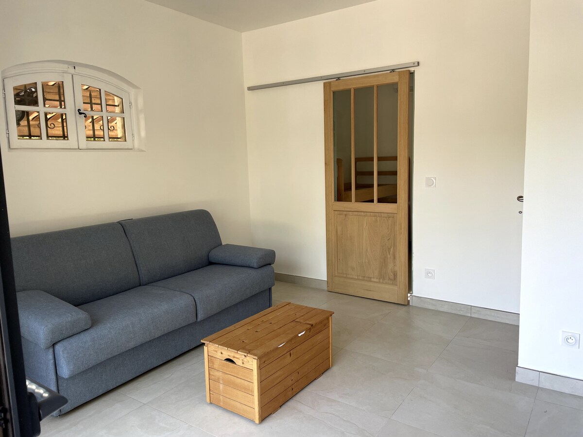 Beliebte Airbnb-Anzeige: Independent studio with pool in Roquebrune Sur Argens