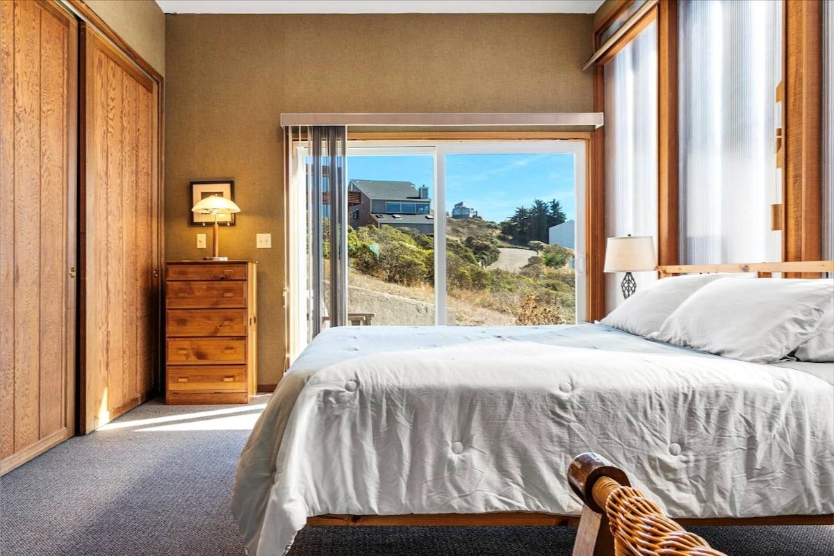 Hola, sí, es una puerta corrediza que conduce a los asientos exteriores.