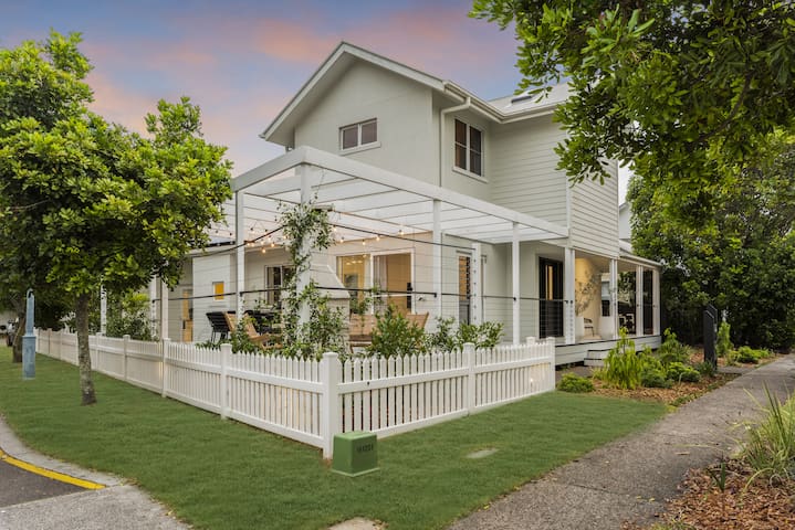 Modern Beach Oasis: Marcoola