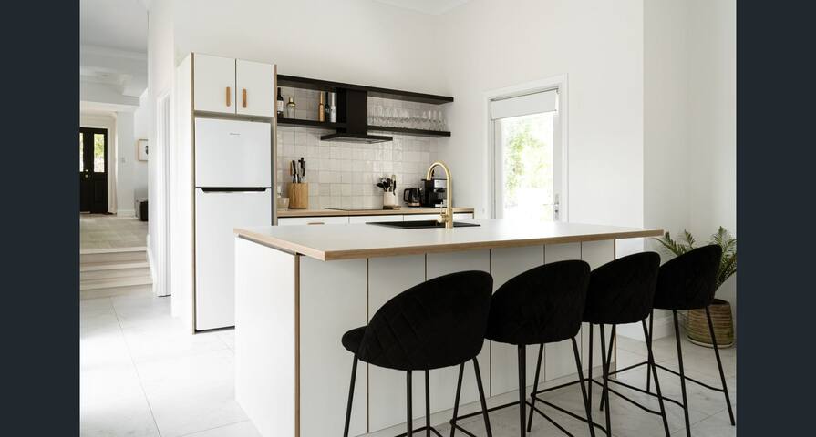 Modern Beach Oasis: Marcoola gallery image 5