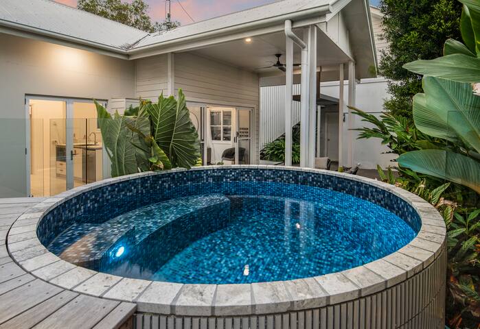 Modern Beach Oasis: Marcoola gallery image 2