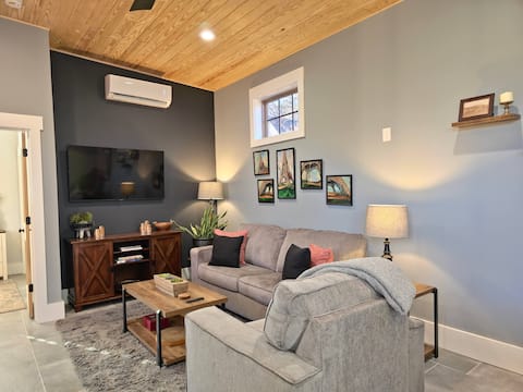 Popular Airbnb listing: Quiet guesthouse (hottub & pool) in East Lake