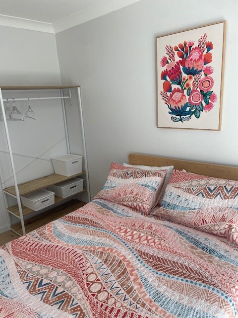 manželská posteľ, ďalšie vankúše,  závesný a úložný priestor