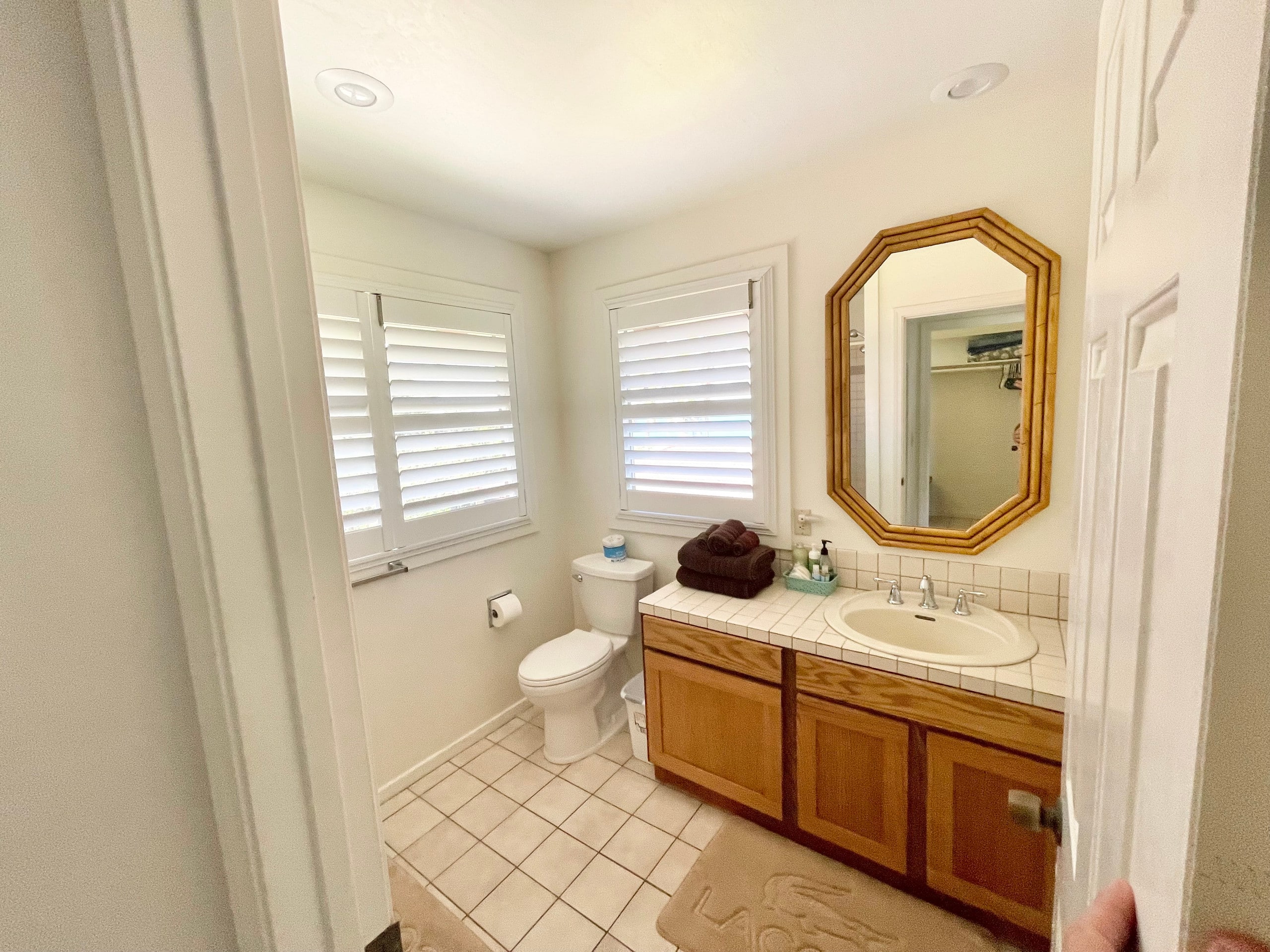 Location! Ocean views king bed walk to magic beach - Image 37