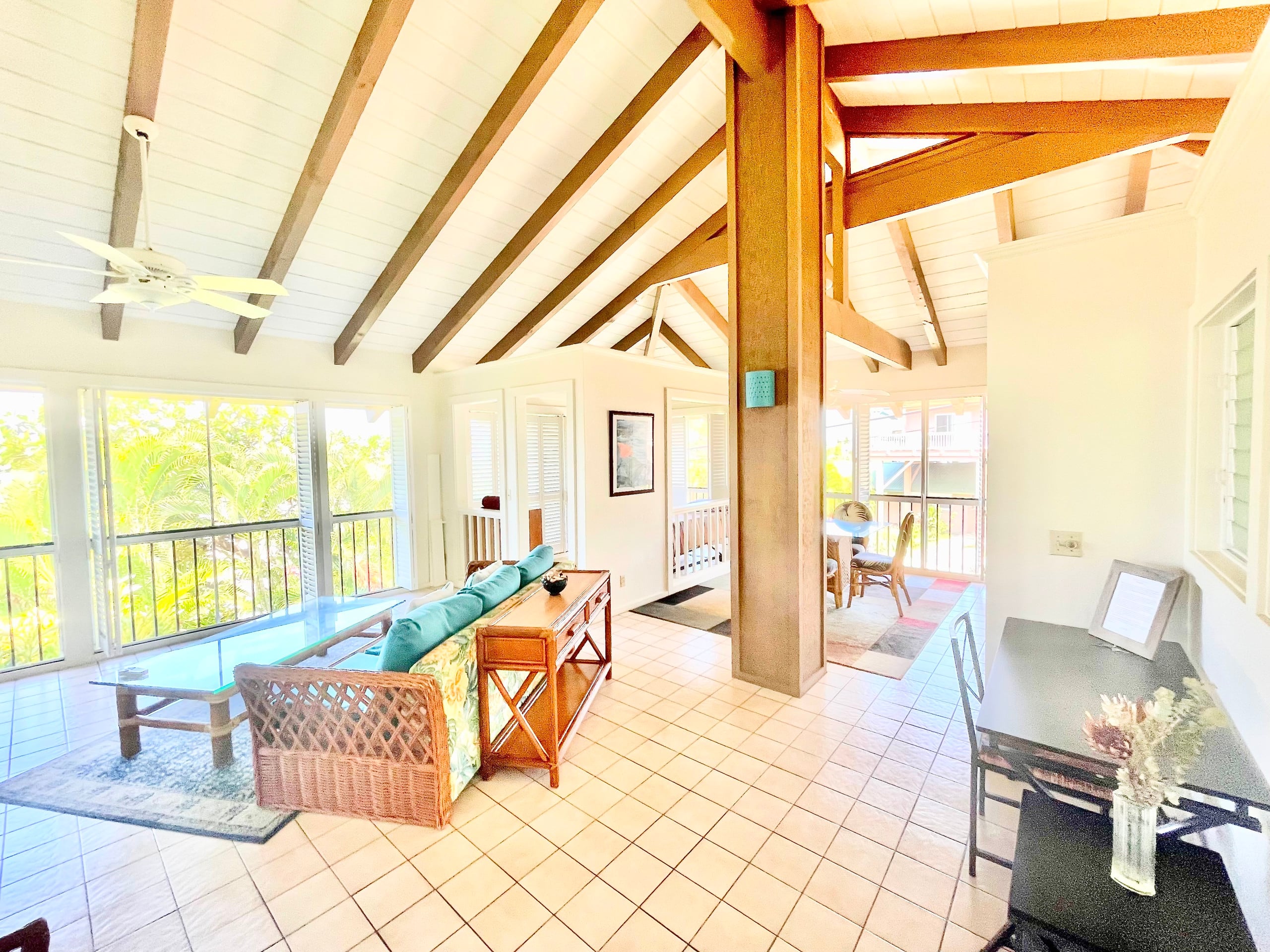 Location! Ocean views king bed walk to magic beach - Image 8