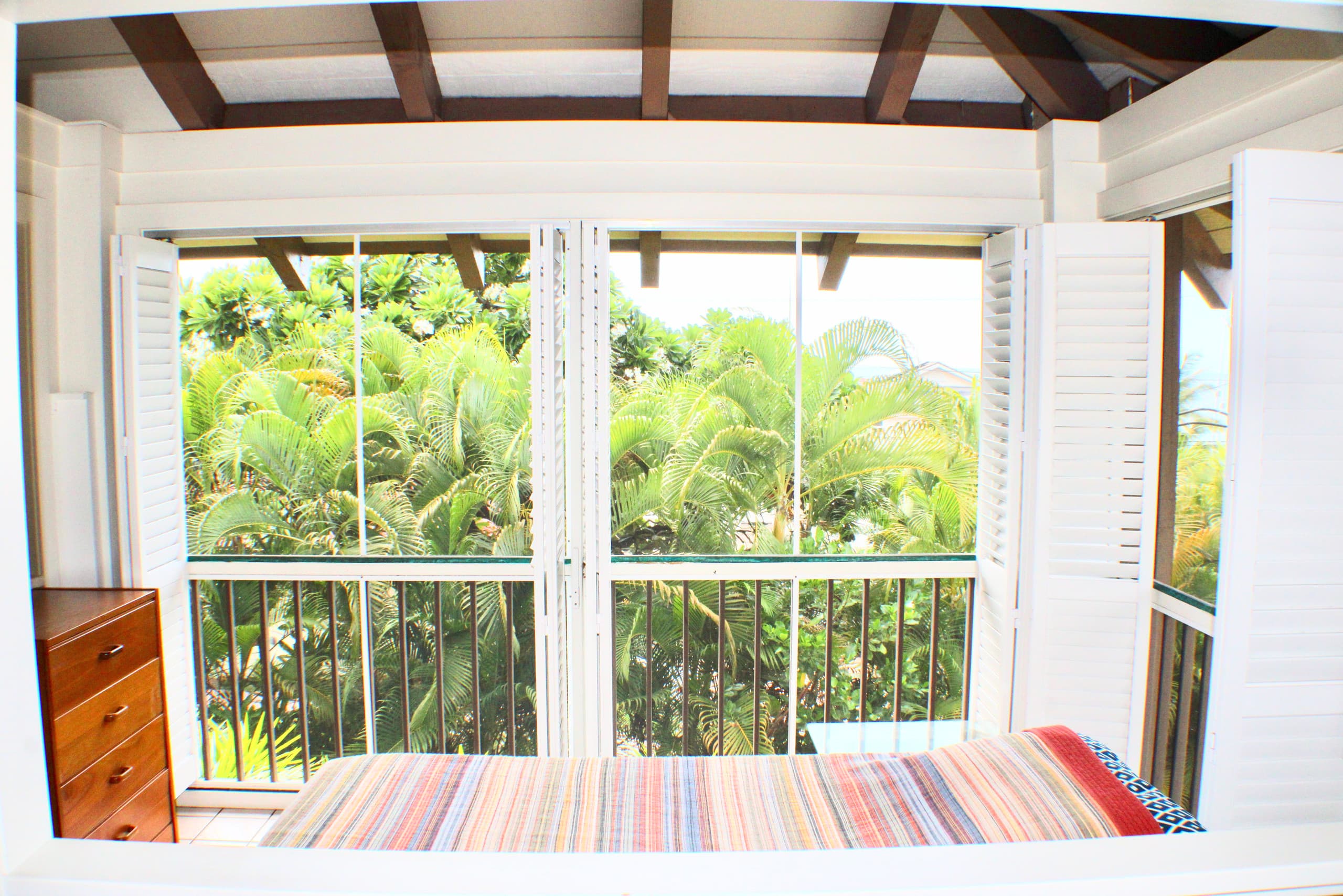 Location! Ocean views king bed walk to magic beach - Image 12