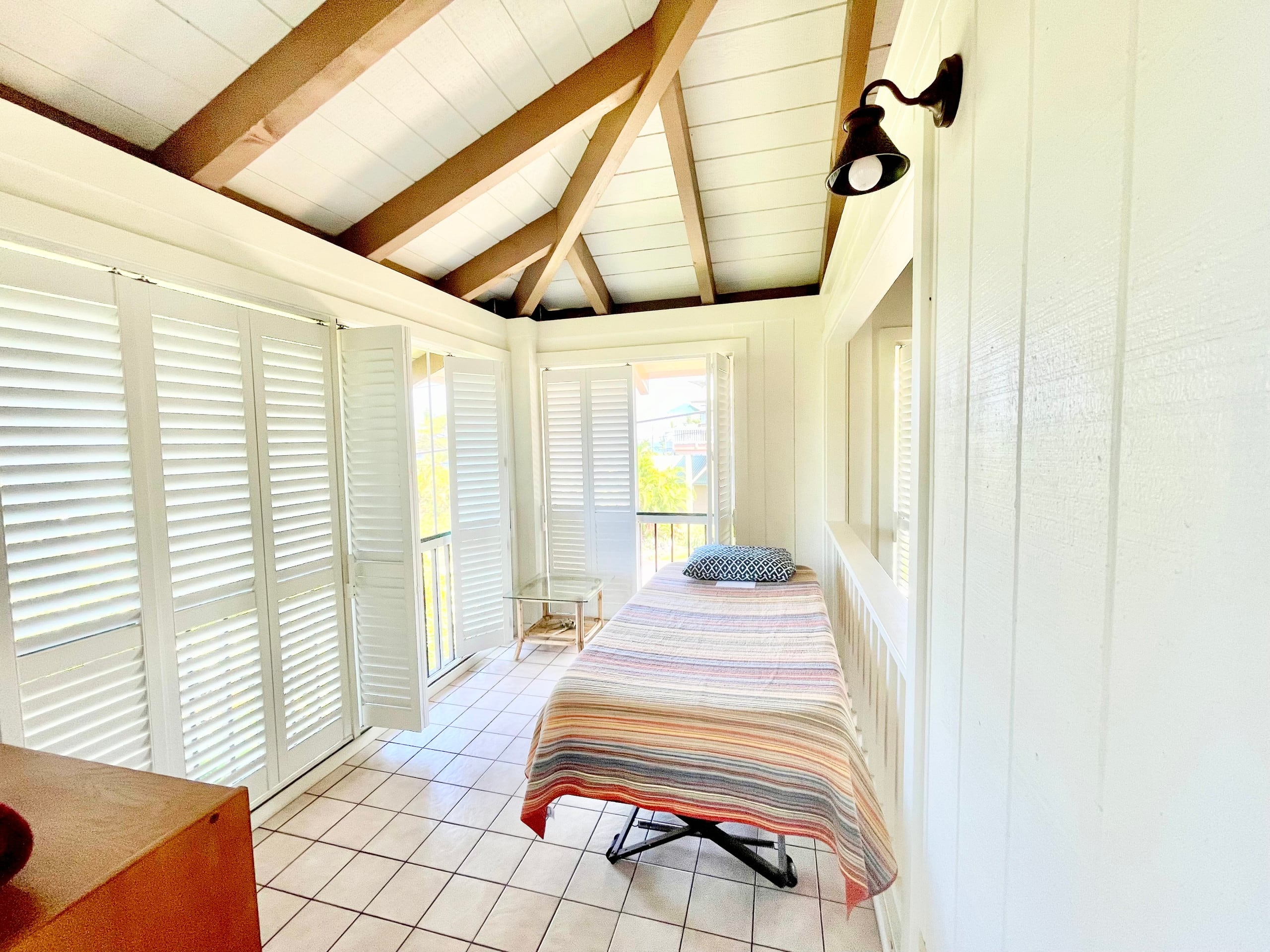Location! Ocean views king bed walk to magic beach - Image 10