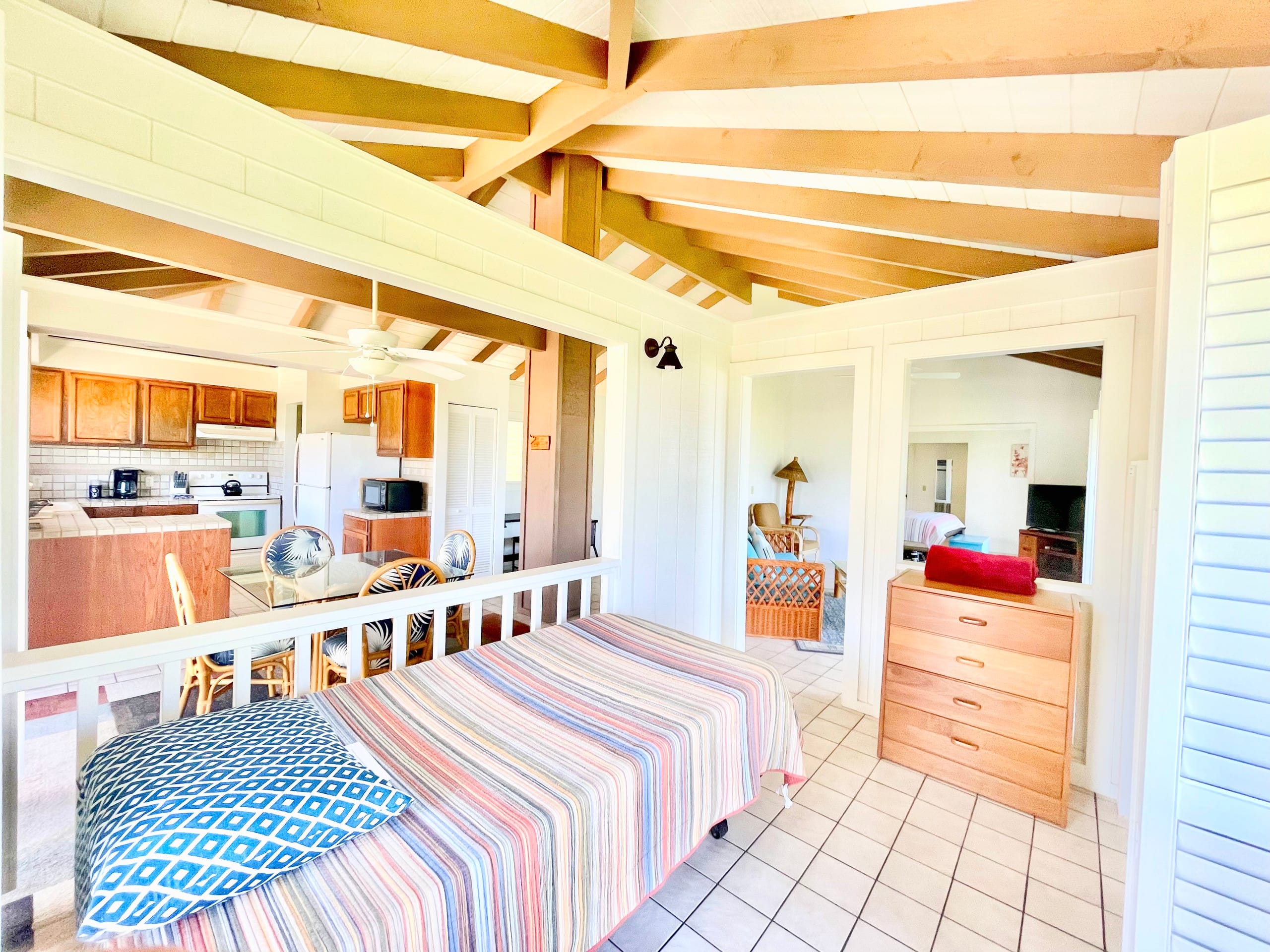 Location! Ocean views king bed walk to magic beach - Image 11