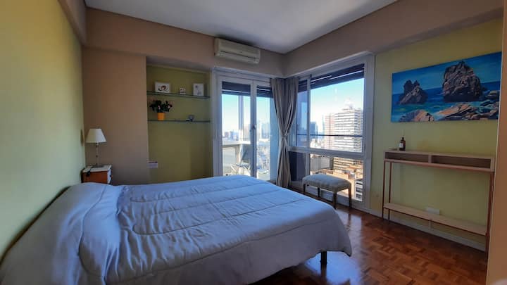 Flexible bedroom armado: 1 Queen bed or 2 twin beds