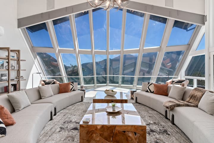 Mountain views, hot tub and sauna