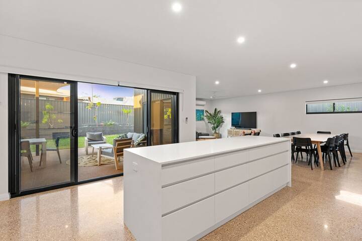 Walking distance to the beach! gallery image 4