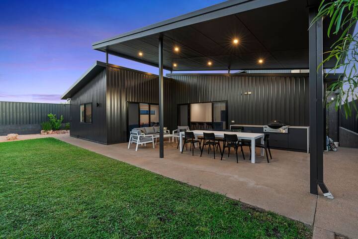 Walking distance to the beach! gallery image 5